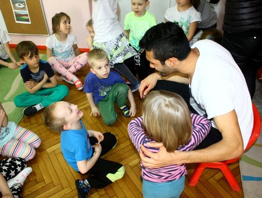 ...była pokaz sztuczek piłkarski w wykonaniu piłkarza, które występuje na pozycji napastnika.