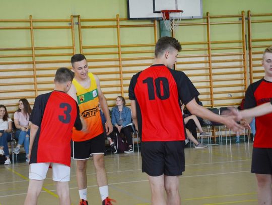 Mecz siatkówki o Puchar Mistrzów: nauczyciele kontra uczniowie Mecz siatkówki o Puchar Mistrzów: nauczyciele kontra uczniowie