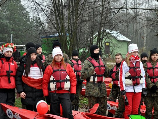 Uczcili Święto Niepodległości w kajaku