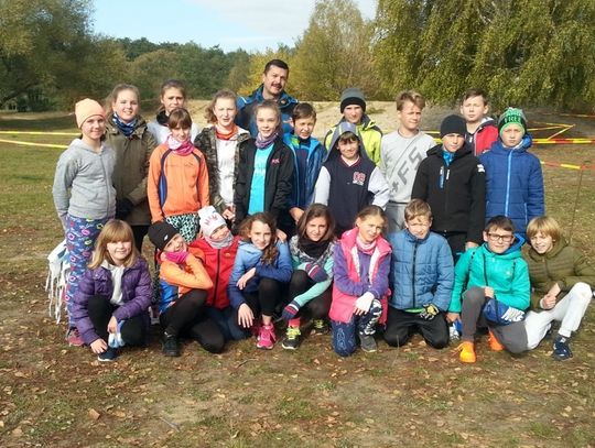 Dziewczynki z „Dwunastki” ponownie najlepsze w powiecie w biegach przełajowych