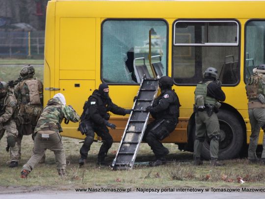 Uwolnili zakładników uwięzionych w autobusie