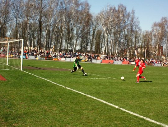 Udało się ją stworzyć dopiero w 34 minucie, kiedy to dobrą indywidualną akcją popisał się Dawid Stańdo. Napastnik RKS-u przechwycił piłkę w środku pola i wykonał kilkunastometrowy rajd po którym znalazł się w sytuacji &quot;sam na sam&quot;. Na dodatek Dawid miał tuż obok miał niepilnowanego Kamila 