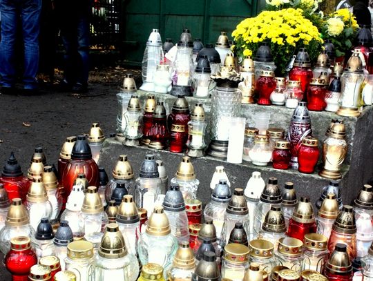 (FOTO) Święto Zmarłych na cmentarzu przy ulicy Smutnej