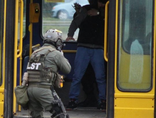 Uwolnili zakładników uwięzionych w autobusie