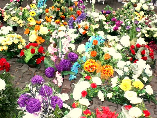 (FOTO) Święto Zmarłych na cmentarzu przy ulicy Smutnej