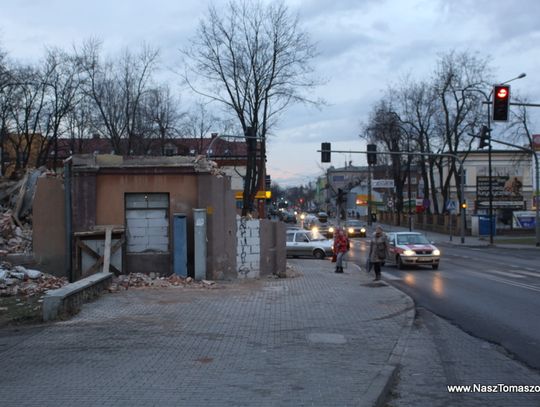 W ciągu ostatnich 4-5 lat narożny budynek (a właściwie jego ruiny straszyły przechodniów. Nieruchomość zmieniała właściciela. W końcu pod koniec ubiegłego roku ruszyły wyburzenia. Dzisiaj historyczna kamienica przestała istnieć a w miejscu w którym się znajdowała pojawi się wkrótce wejście do nowego