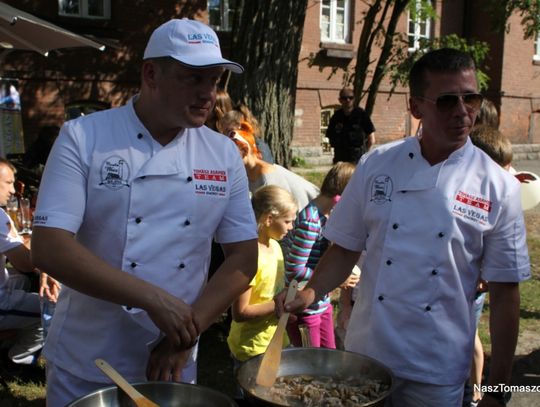 ... dlatego przy kuchni musiał zastąpić go Marcin Wolski z firmy Las Vegas, głównego sponsora tomaszowskiej Lechii... ... dlatego przy kuchni musiał zastąpić go Marcin Wolski z firmy Las Vegas, głównego sponsora tomaszowskiej Lechii...