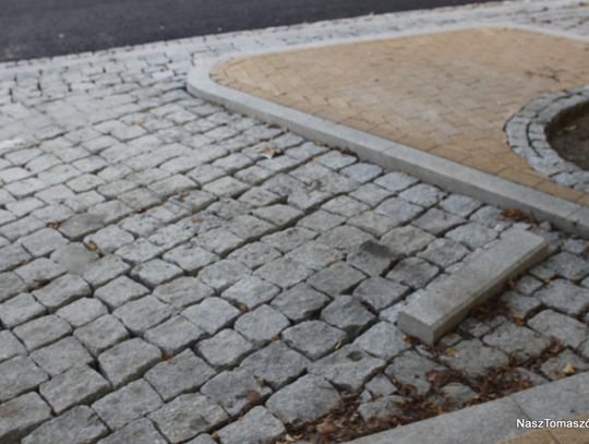 Aby kierowcy nie wjeżdżali zbyt głęboko zainstalowano ograniczniki. Na zdjęciu widać jednak, że nie wszystkie auta w Tomaszowie są całkowicie sprawne i pozostawiają po sobie brudne plamy oleju. 