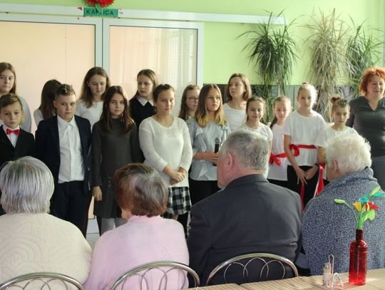 Występ uczniów SP Nr 8 z okazji Dnia Niepodległości w Domu Pomocy Społecznej