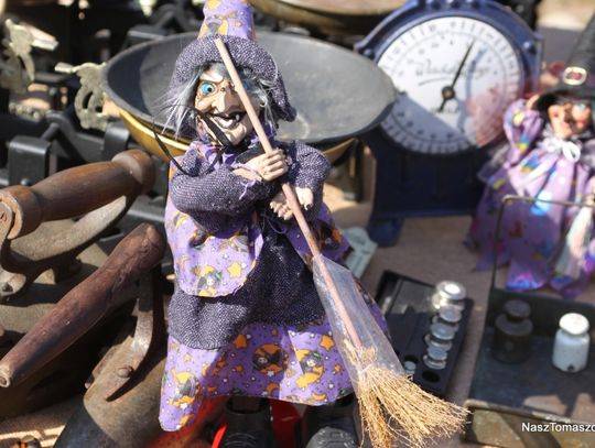 ... a tę panią skądś znamy... zapowiada, że zostanie kolejnym prezydentem Tomaszowa i trzymaną w ręku miotłą wreszcie zrobi u nas trochę porządku. Może nie jest ładna ale za to pracowita.