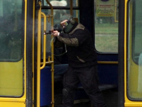 Uwolnili zakładników uwięzionych w autobusie