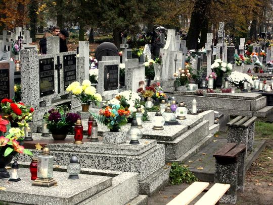 (FOTO) Święto Zmarłych na cmentarzu przy ulicy Smutnej