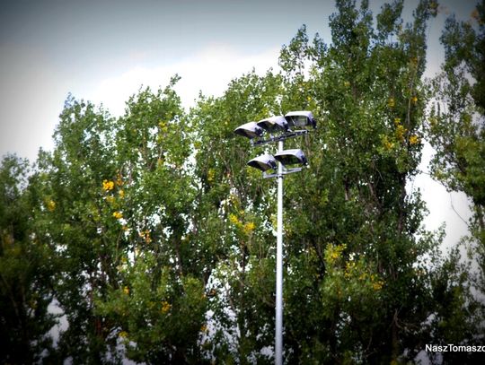 Rozstawiono też oświetlenie, którego na starym stadionie brakowało...