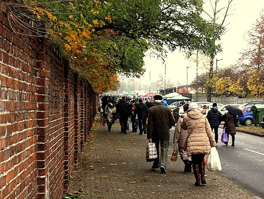 (FOTO) Święto Zmarłych na cmentarzu przy ulicy Smutnej