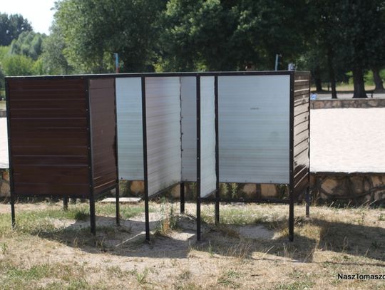 ... trudno zauważyć jest również zlokalizowaną tuż przy wejściu przebieralnię, którą ktoś uszkodził już jakiś czas temu.... ... trudno zauważyć jest również zlokalizowaną tuż przy wejściu przebieralnię, którą ktoś uszkodził już jakiś czas temu....