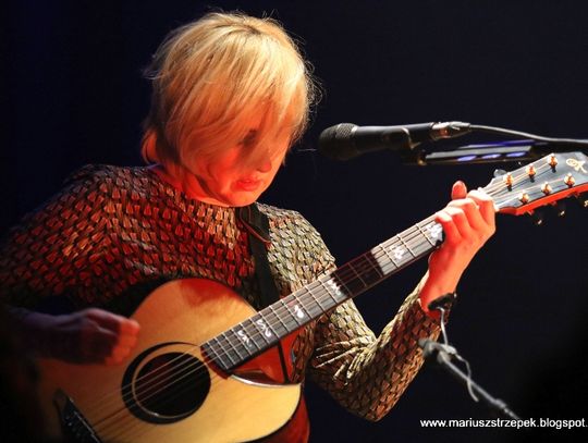 Bartosiewicz to dojrzała kobieta i artystka z dużym dystansem do świata, ale przede wszystkim samej siebie. Bartosiewicz to dojrzała kobieta i artystka z dużym dystansem do świata, ale przede wszystkim samej siebie.