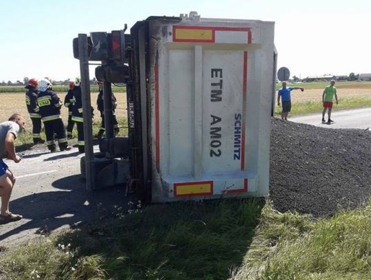 /FOTO - VIDEO/ - przewrócona ciężarówka zablokowała ruch