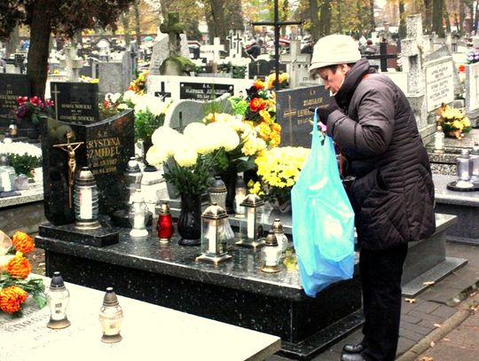 (FOTO) Święto Zmarłych na cmentarzu przy ulicy Smutnej