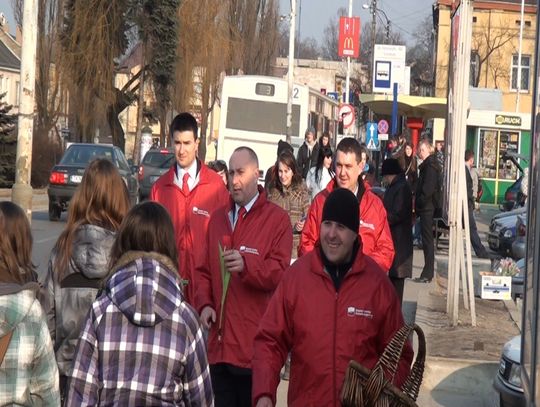 SLD rozdawało kwiaty