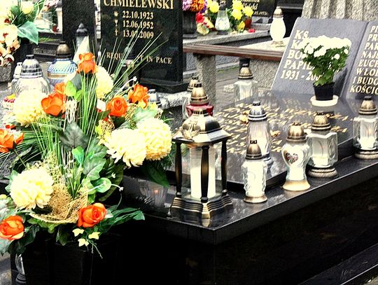 (FOTO) Święto Zmarłych na cmentarzu przy ulicy Smutnej