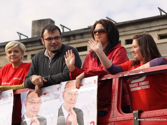 Czerwony autobus przez ulice naszego miasta mknął...