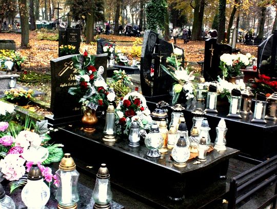 (FOTO) Święto Zmarłych na cmentarzu przy ulicy Smutnej
