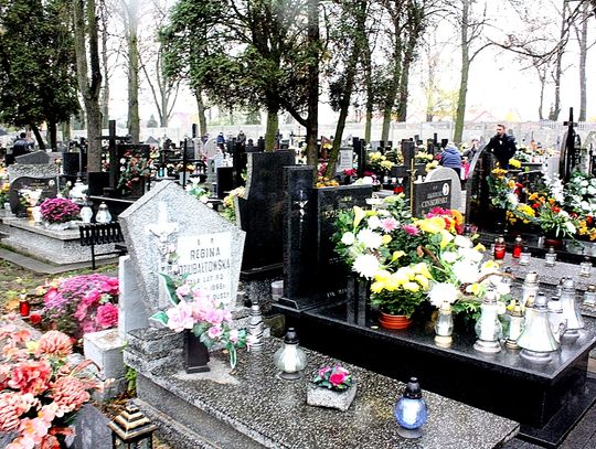 (FOTO) Święto Zmarłych na cmentarzu przy ulicy Smutnej