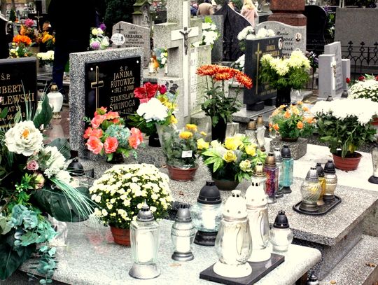 (FOTO) Święto Zmarłych na cmentarzu przy ulicy Smutnej
