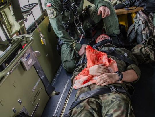 Medycy w wojskowych śmigłowcach