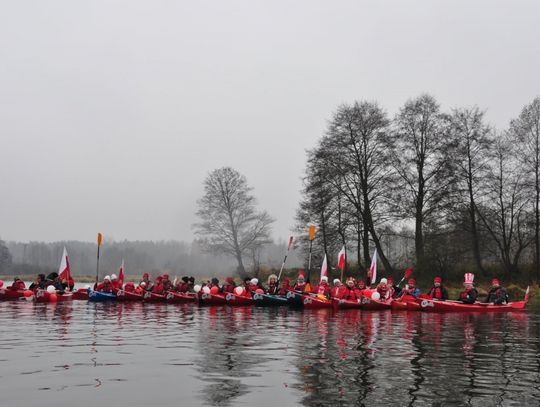 Uczcili Święto Niepodległości w kajaku