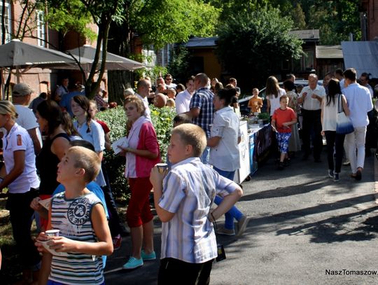 Dzisiejsza impreza w Carskiej Wieży miała charakter bardzo piknikowy i swobodny. Ściągnęła do Spały sporo ludzi.... Dzisiejsza impreza w Carskiej Wieży miała charakter bardzo piknikowy i swobodny. Ściągnęła do Spały sporo ludzi....