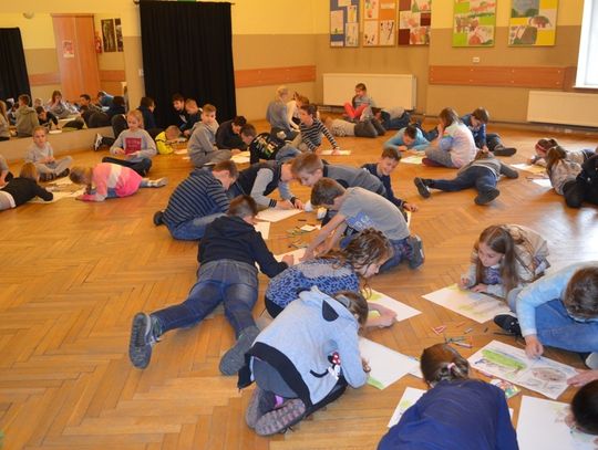 „Malowanie na kolanie” w MCK