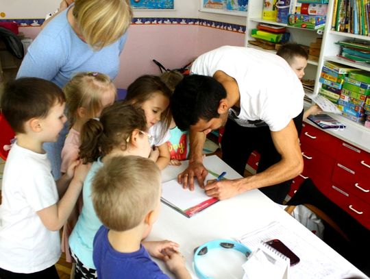 Uśmiechnięty Jardel na koniec swoich odwiedzin zgodził się na pamiątkową fotografię z całą grupą, oraz napisał dla przedszkolaków pozdrowienia w języku portugalskim.