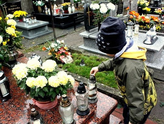 (FOTO) Święto Zmarłych na cmentarzu przy ulicy Smutnej