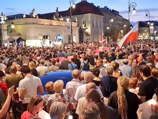 Protesty w całej Polsce: łańcuch światła