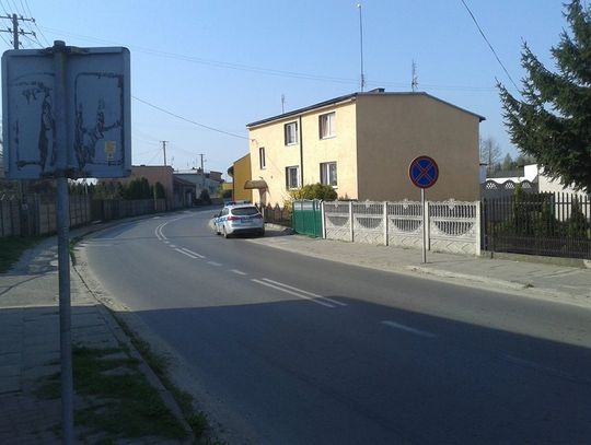 ... tu mamy zakaz zatrzymywania się, parkowanie przy wymalowanej na jezdni podwójnej ciągłej linii i na zakręcie. Chyba też nie ma 1,5 metra chodnika pozostawionego dla pieszych....