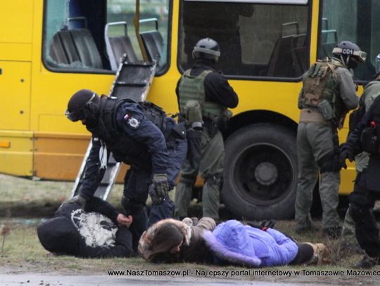 Uwolnili zakładników uwięzionych w autobusie