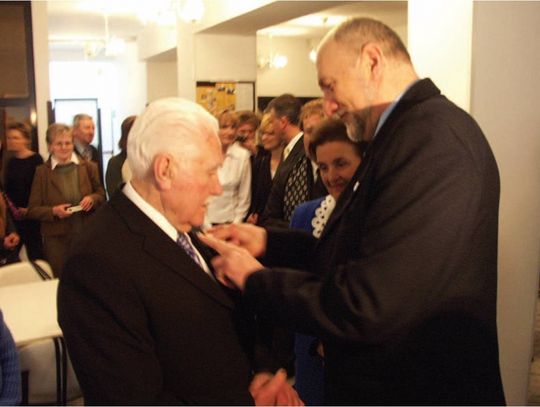 Dyr. Dariusz Walczak wręcza Ryszardowi Kaczorowskiemu odznakę Serce Dziecka. Dyr. Dariusz Walczak wręcza Ryszardowi Kaczorowskiemu odznakę Serce Dziecka.