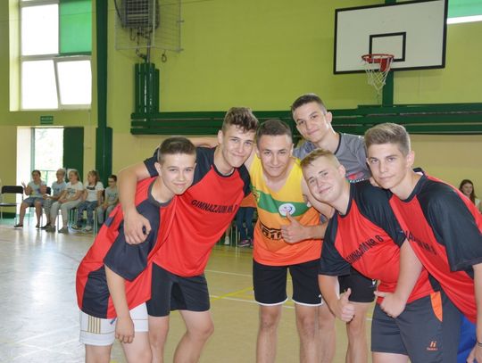 Mecz siatkówki o Puchar Mistrzów: nauczyciele kontra uczniowie Mecz siatkówki o Puchar Mistrzów: nauczyciele kontra uczniowie