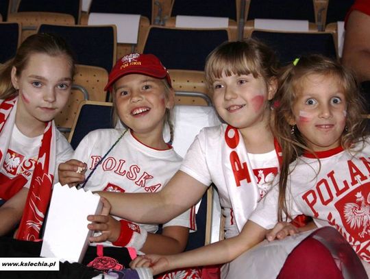 Dzieci z Akademii Tomaszowskiej Siatkówki kibicowały polskim siatkarzom