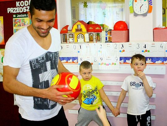 (Fotorelacja) Jardel Muniz Cruz odwiedził przedszkolaków