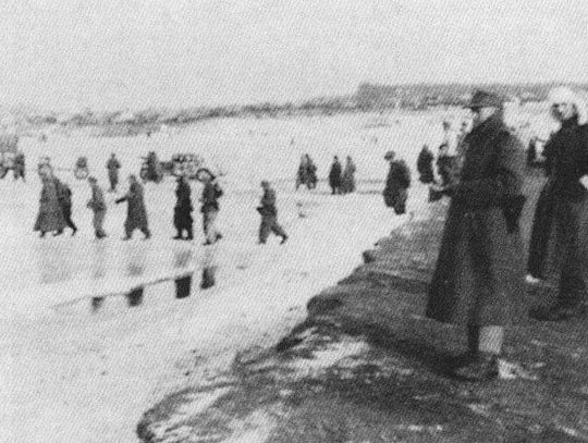 Niemieckie oddziały przekraczają Pilicę między Tomaszowem Maz. i Sulejowem.