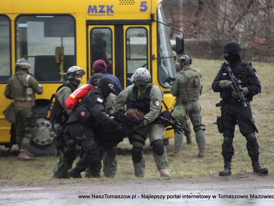 Uwolnili zakładników uwięzionych w autobusie
