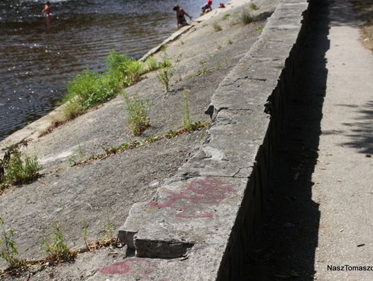 ... podobnie jak murki wzdłuż rzeki na których lubią posiedzieć młodsi i starsi tomaszowianie... ... podobnie jak murki wzdłuż rzeki na których lubią posiedzieć młodsi i starsi tomaszowianie...