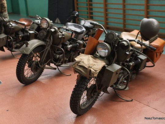 ... i w wojskowym uniformie... dzisiaj już niewiele osób pamięta, że motocykle te służyły w czasie II Wojny Światowej we wszystkich sojuszniczych armiach świata (chociaż Harleye wykorzystywali też Japończycy)... Liberator...