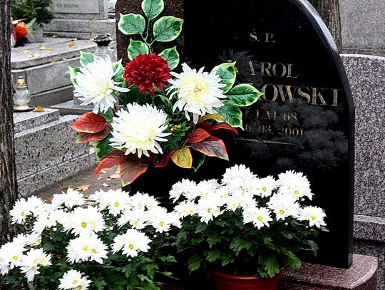 (FOTO) Święto Zmarłych na cmentarzu przy ulicy Smutnej