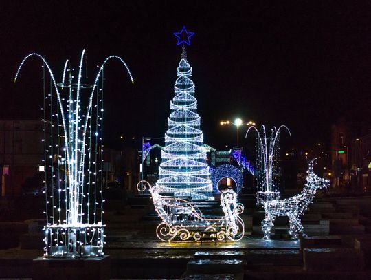 Choinka, bombka, sanie, renifery