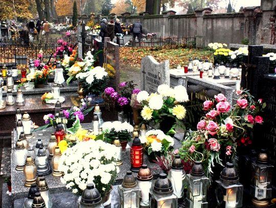 (FOTO) Święto Zmarłych na cmentarzu przy ulicy Smutnej