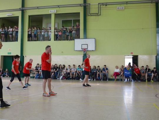 Mecz siatkówki o Puchar Mistrzów: nauczyciele kontra uczniowie Mecz siatkówki o Puchar Mistrzów: nauczyciele kontra uczniowie