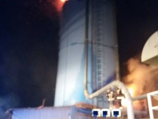 Palił się silos z trocinami